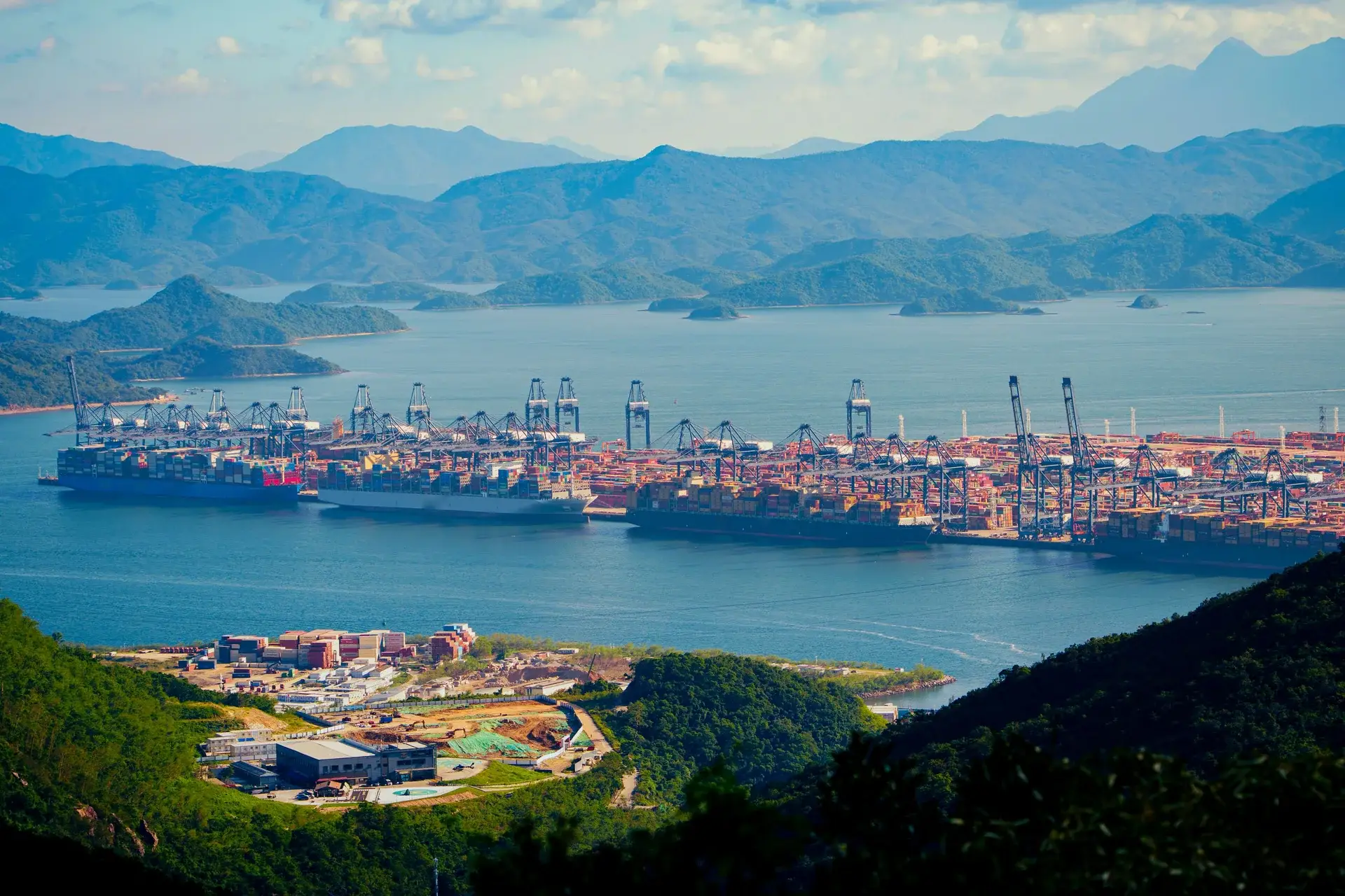 Bến container và tàu hàng giữa núi và vịnh biển
